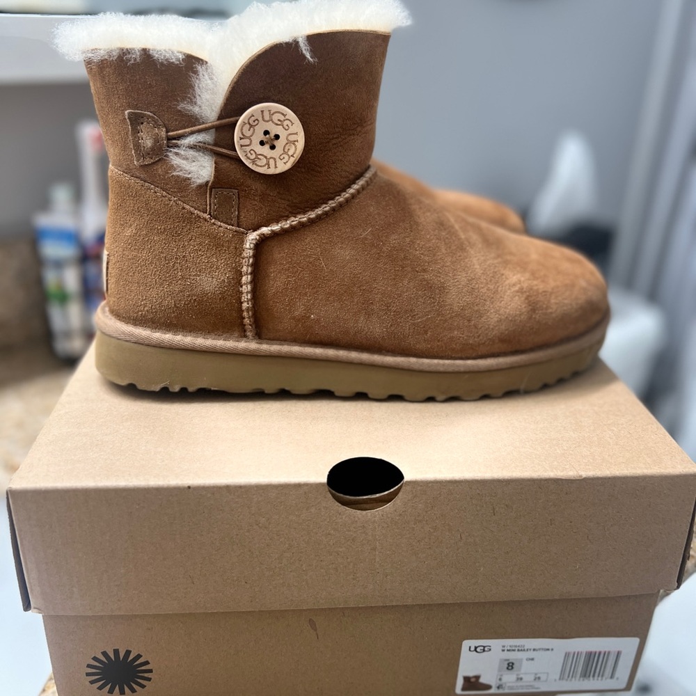UGG Mini Bailey Button II Chestnut size 8